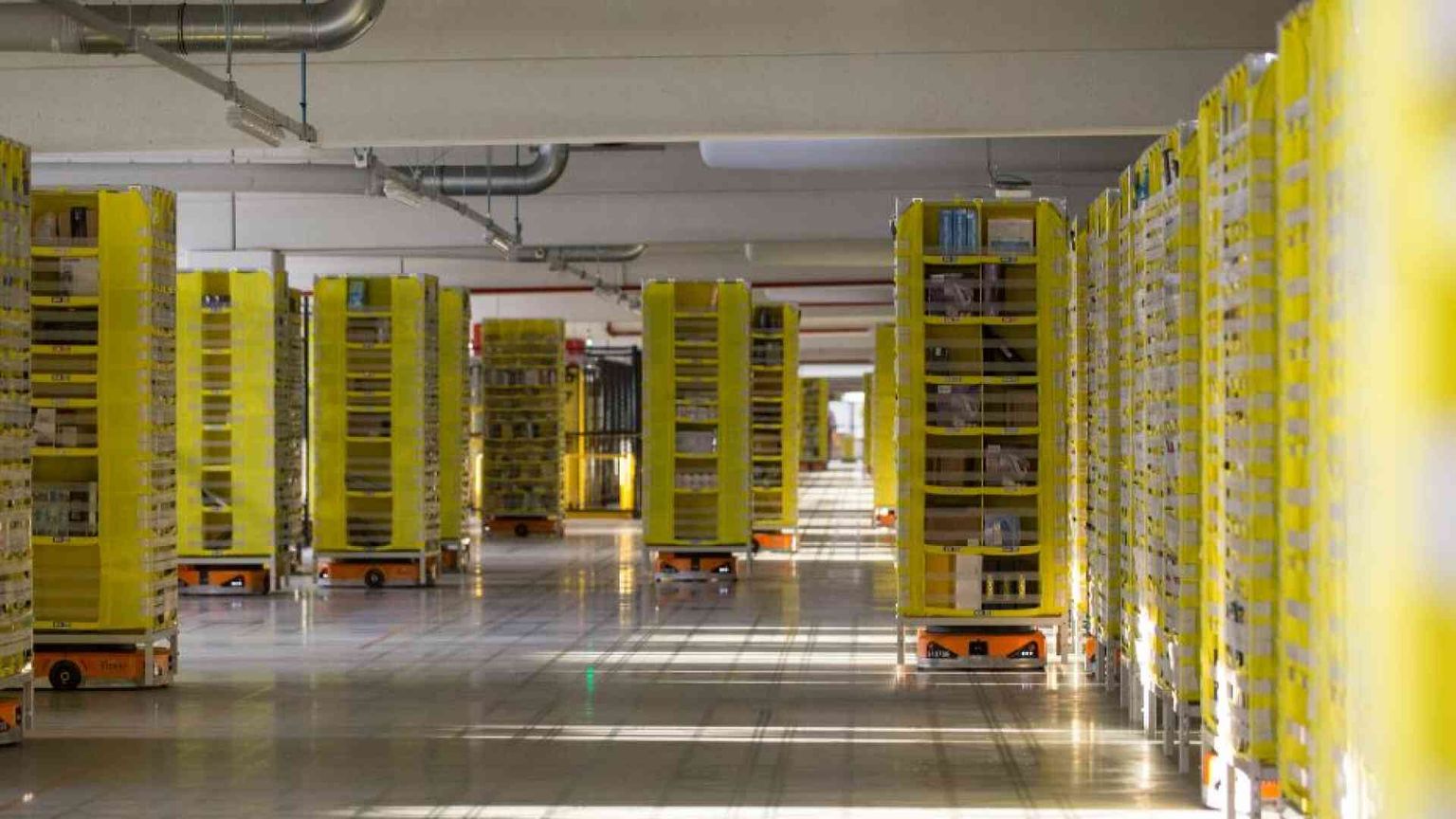 Uomini e macchine lavorano insieme nella base Amazon del Centro Italia