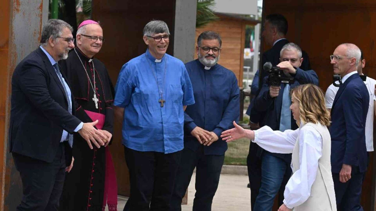 A Caivano rinasce l'ex Delphinia. Scontro pubblico tra Meloni e De Luca
