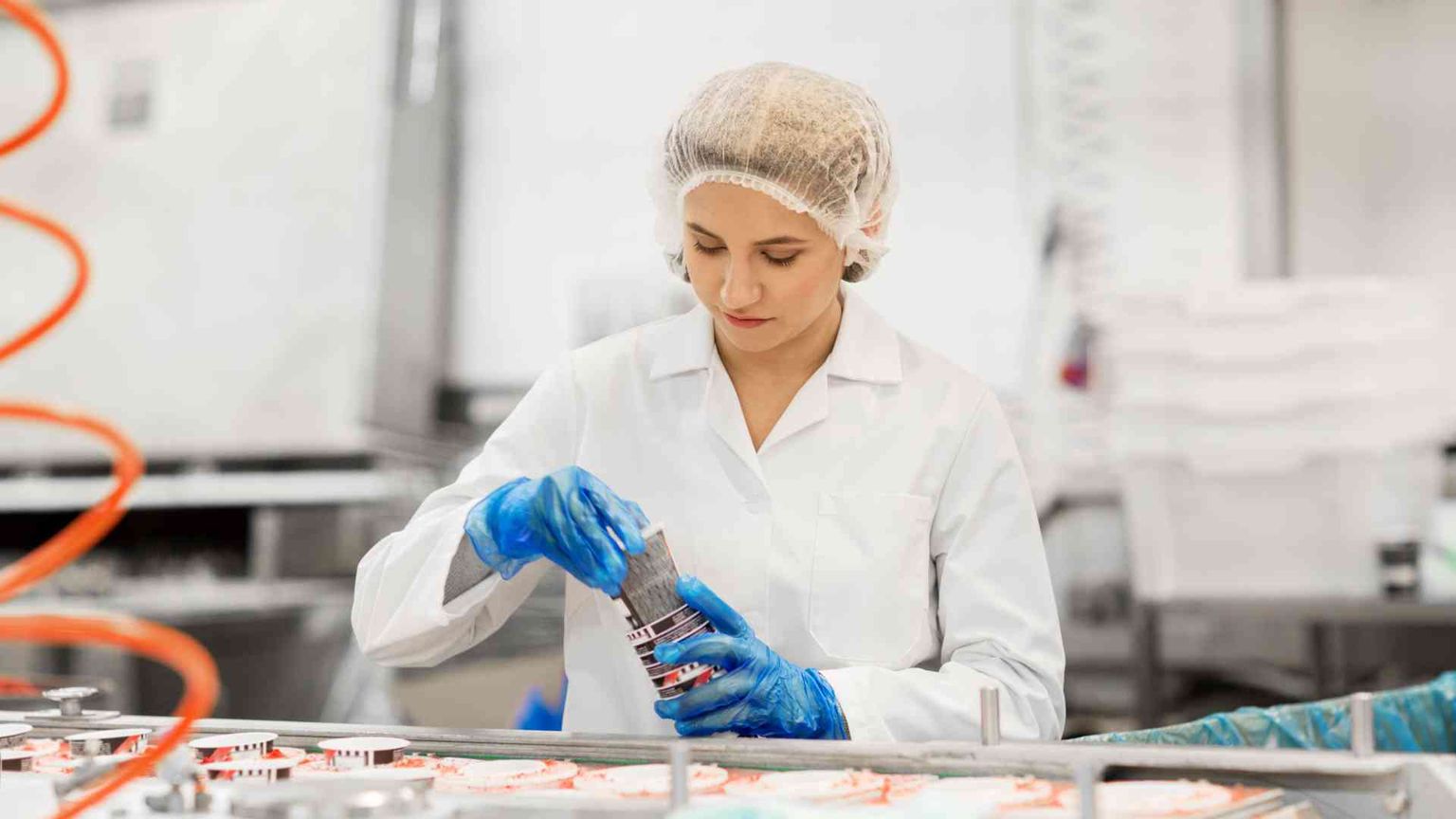 Disoccupazione sotto il 7% e record di occupati ad aprile (crescono le donne)