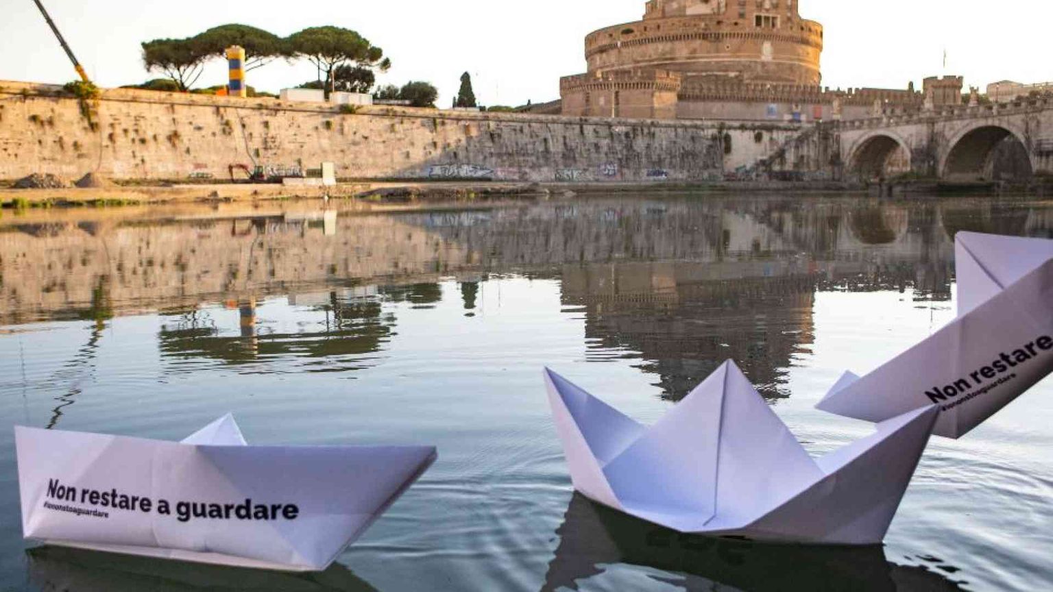 Barche di carta nelle fontane di Roma: «No alla criminalizzazione delle ong»