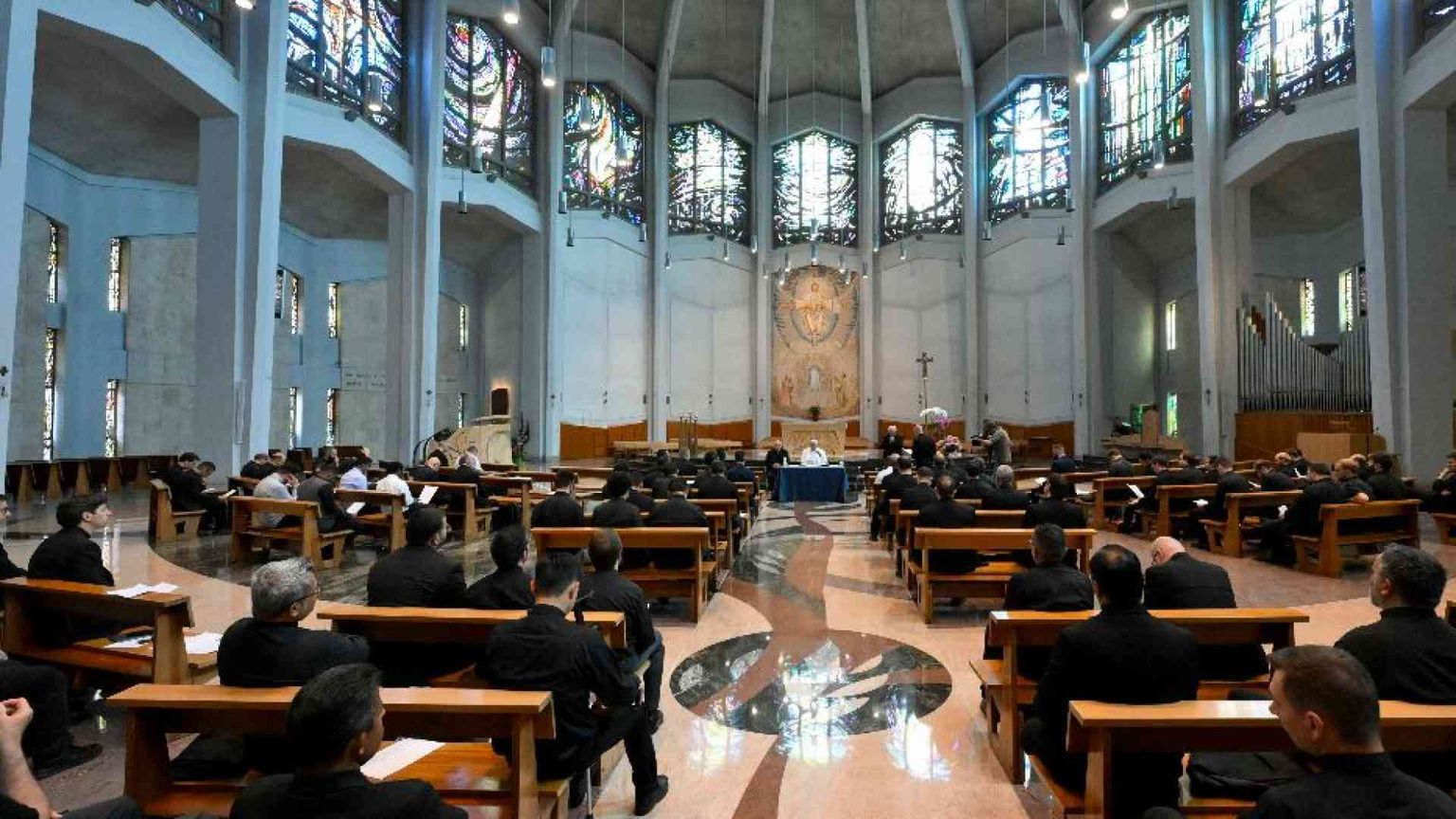 Il Papa ai giovani preti: da una crisi non si esce mai da soli