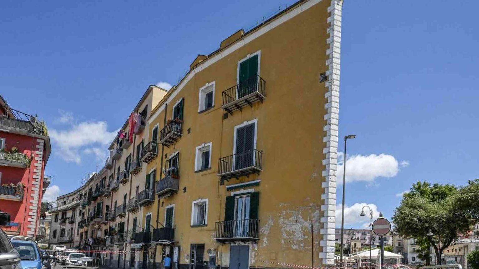 Nei Campi Flegrei non ci sono divieti e si continua a costruire