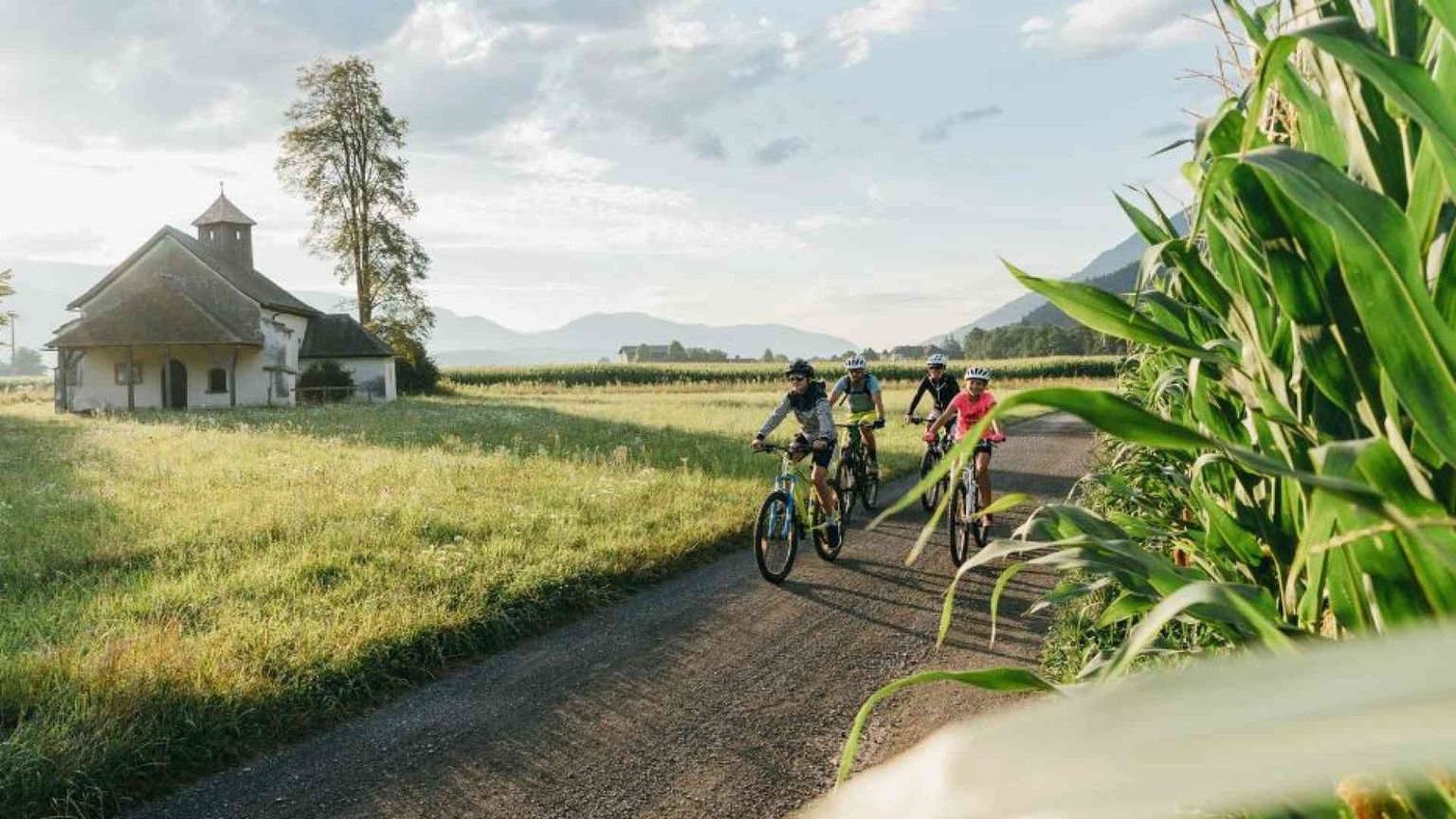 Viaggiare pedalando: il cicloturismo è slow, ma va forte