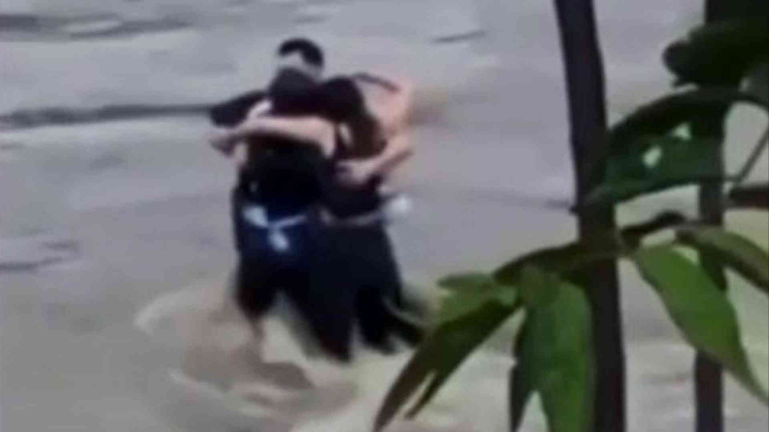 Ancora dispersi i tre giovani travolti dalla piena. Ma le ricerche proseguono