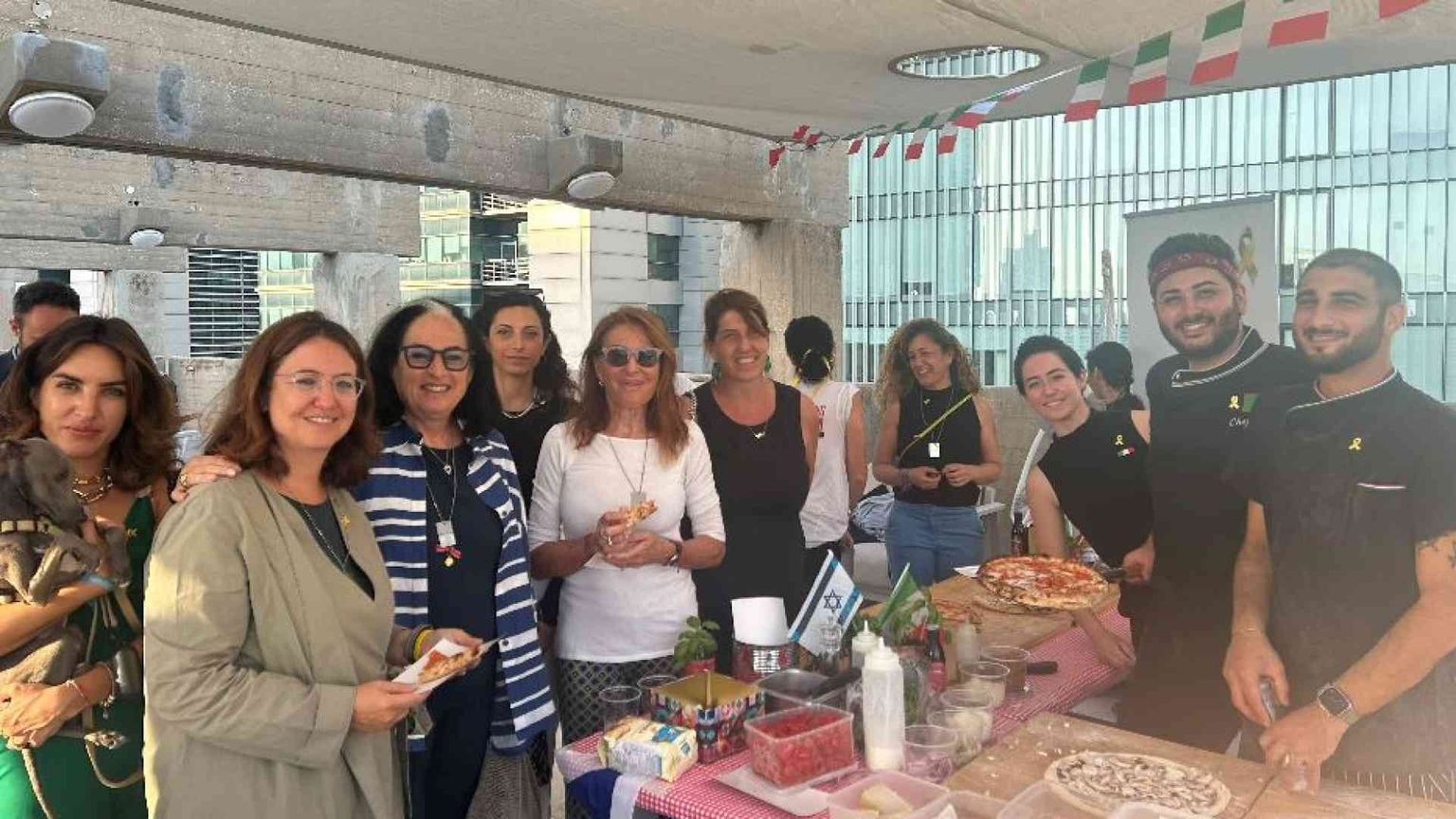 Cucinare per gli ostaggi: l'altra solidarietà di Tel Aviv