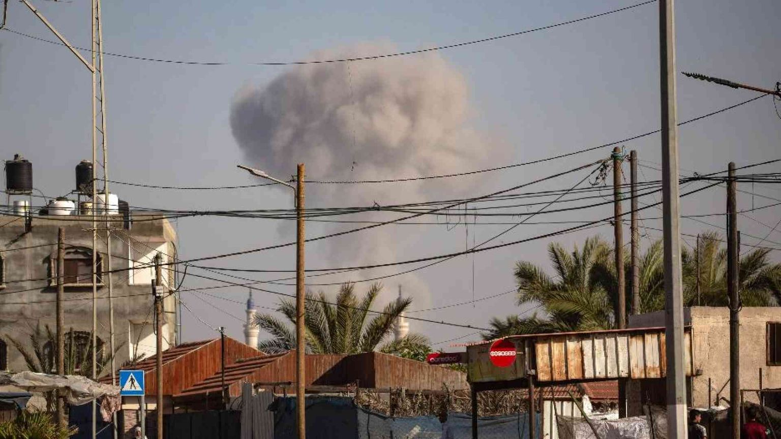 L'appello dei mediatori non ferma i raid israeliani