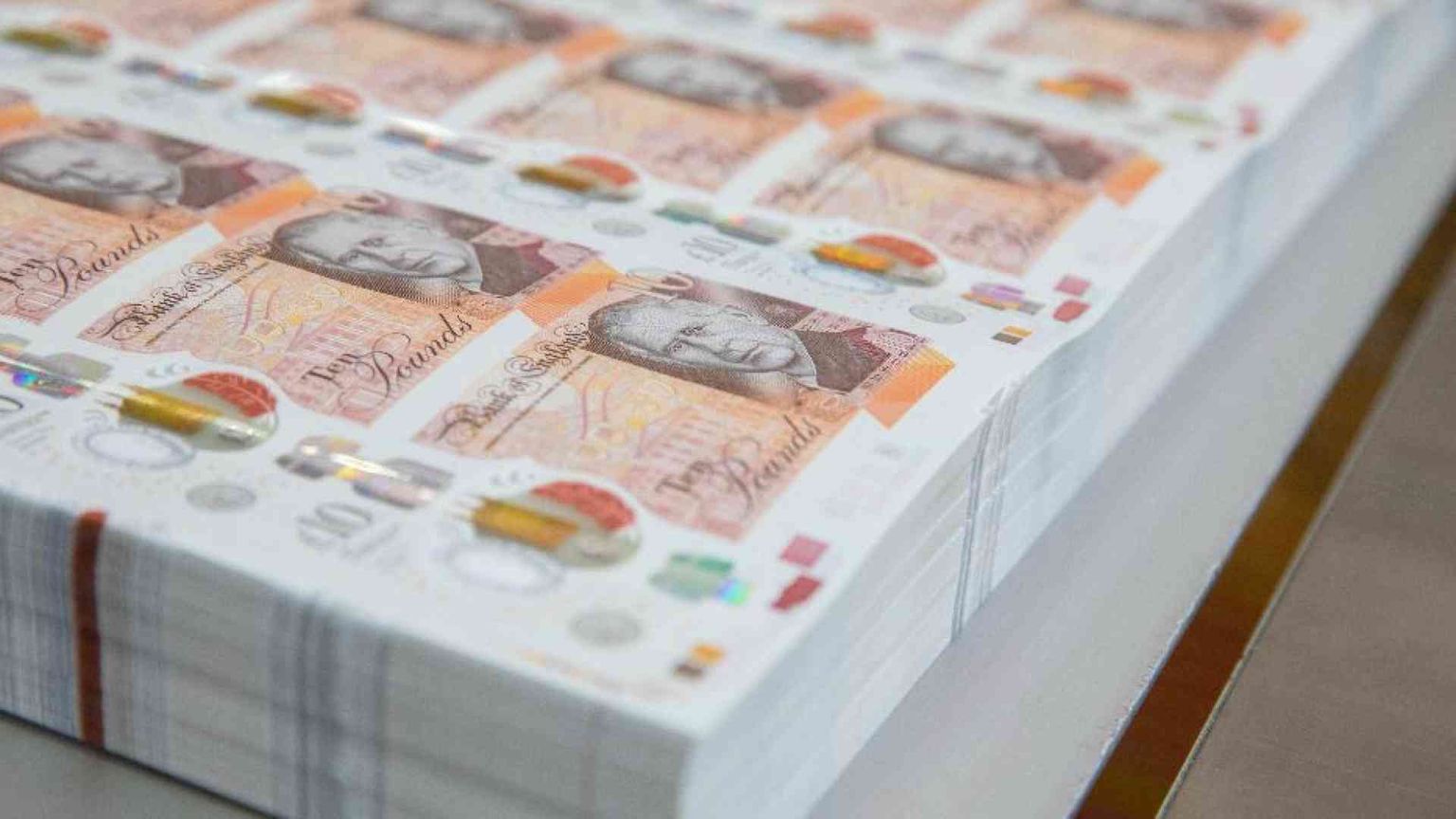 Le nuove banconote di re Carlo entrano in circolazione