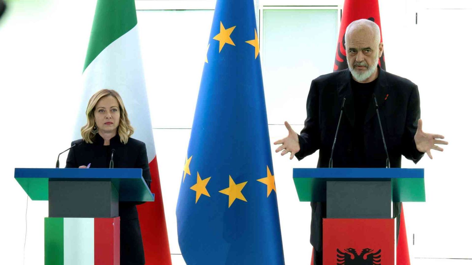 Meloni in Albania: i centri per i migranti apriranno ad agosto