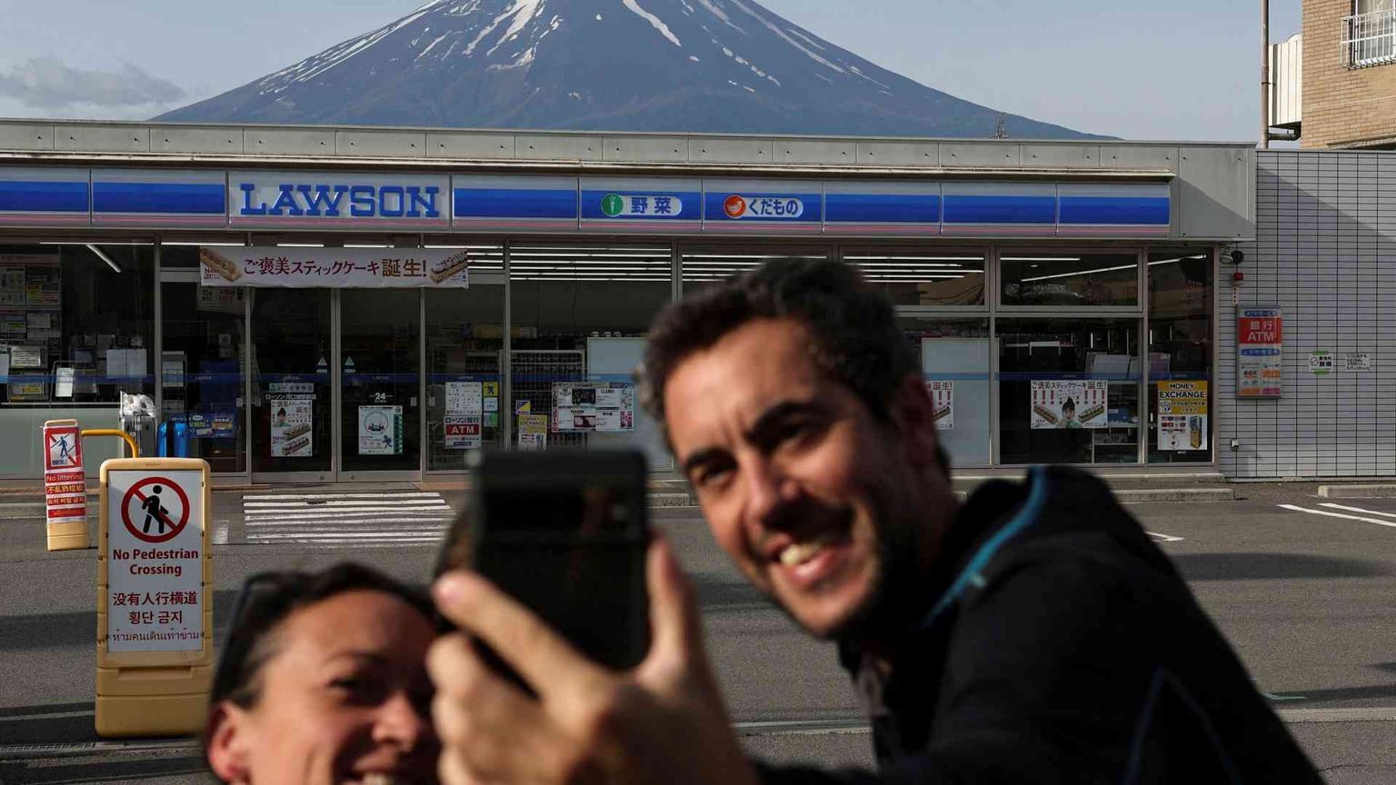 Luoghi imperdibili diventati invivibili: i giapponesi protestano