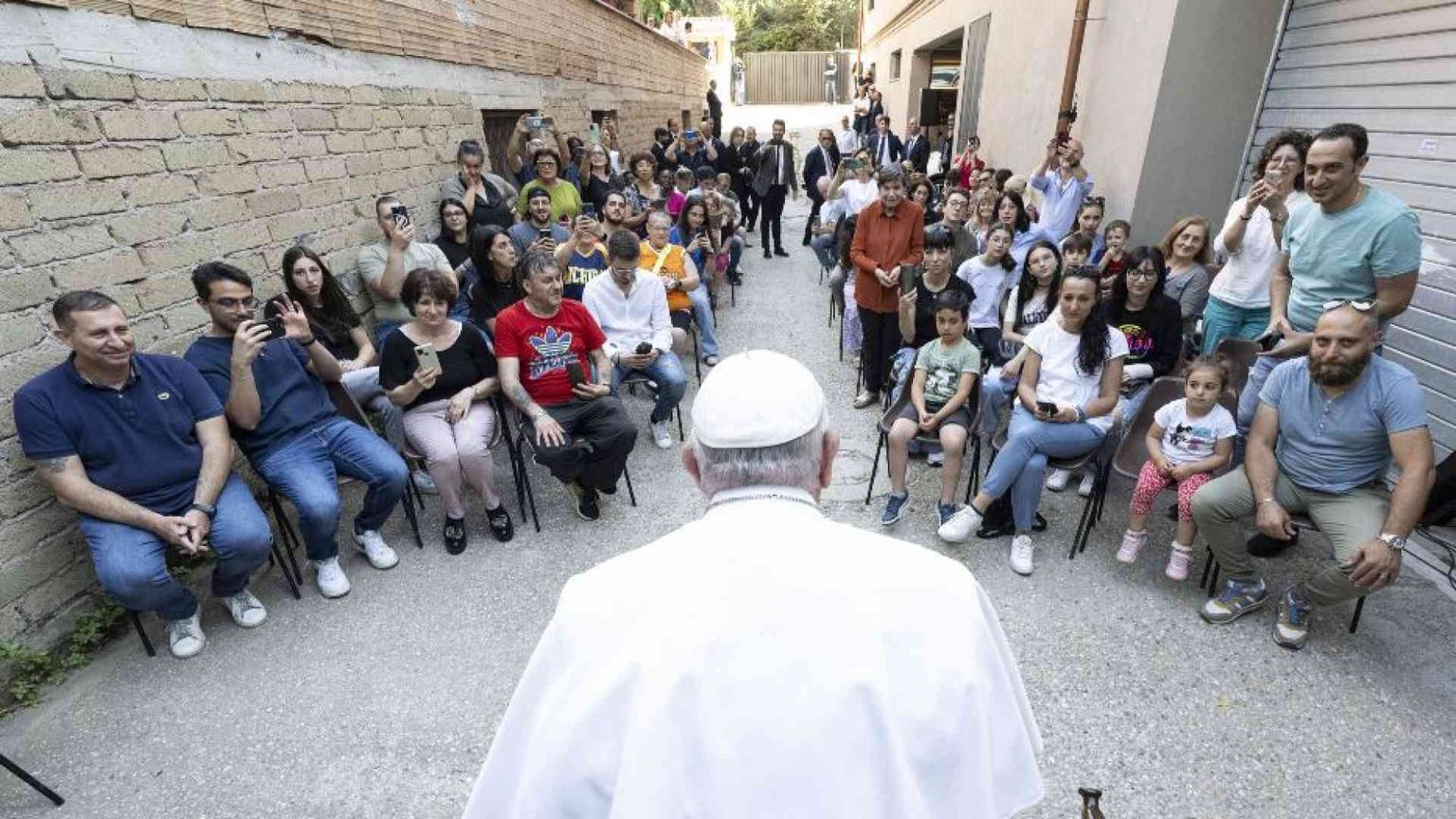 Il Papa in un condominio romano: proteggiamo la famiglia