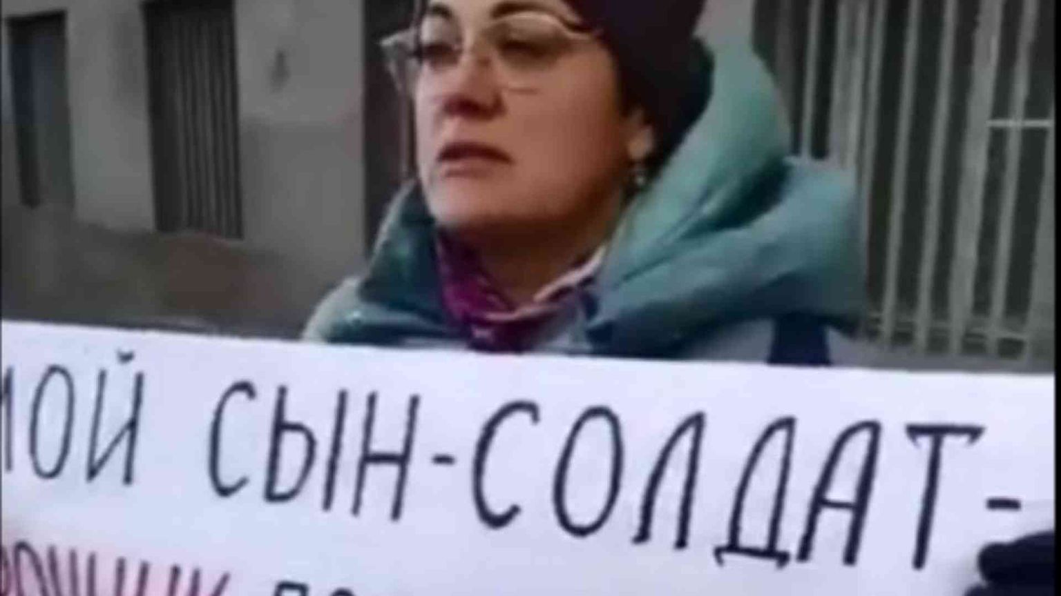 Con le carrozzine al ministero: il coraggio di Mosca rimane “donna”