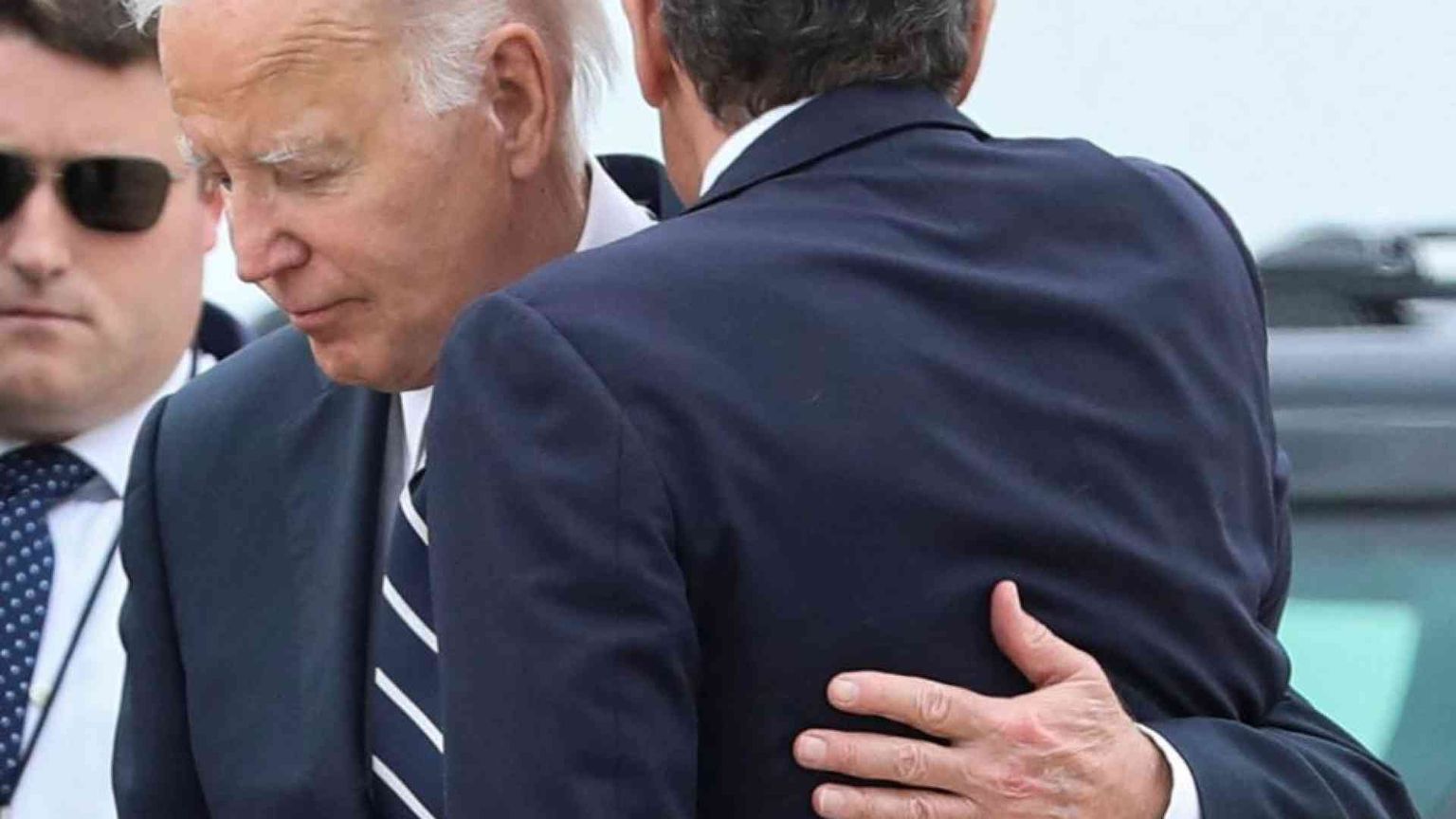 Il figlio di Biden condannato. E la foto dell'abbraccio fa il giro del web