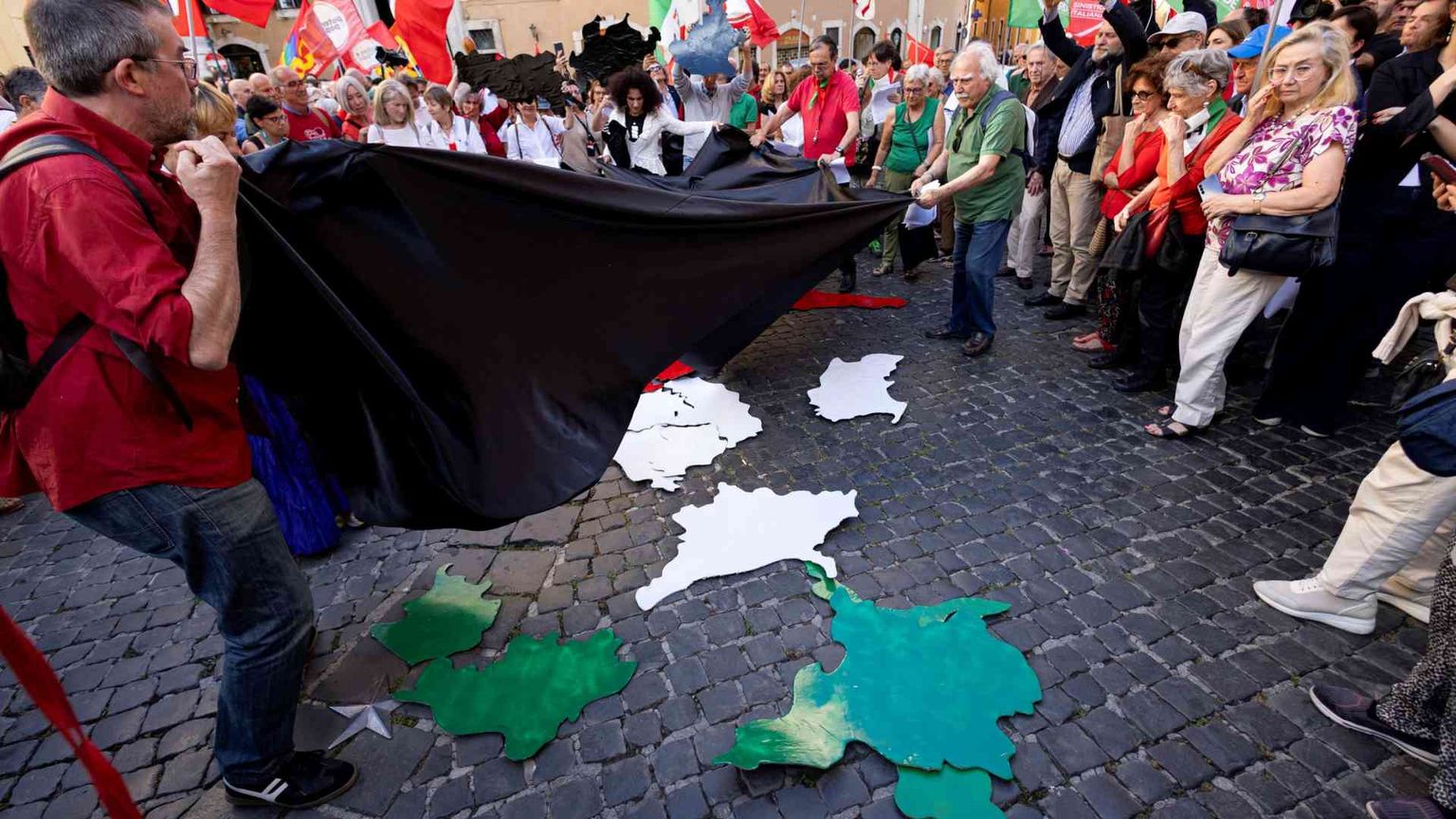 Opposizioni in piazza. Rissa, sospesi 11 deputati. X Mas, bufera su Crippa