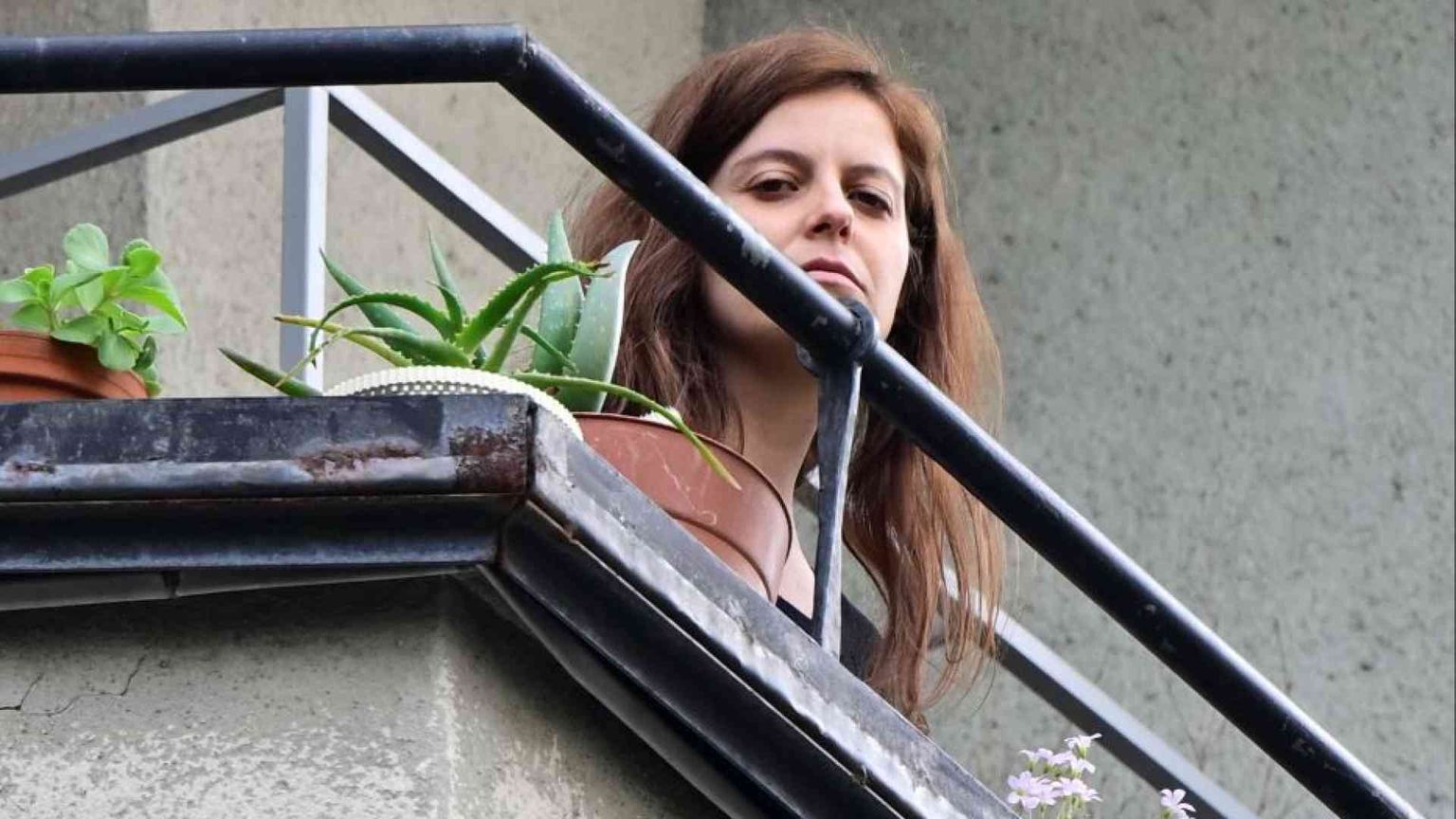 Ilaria Salis, via il braccialetto. Ora è libera di tornare in Italia