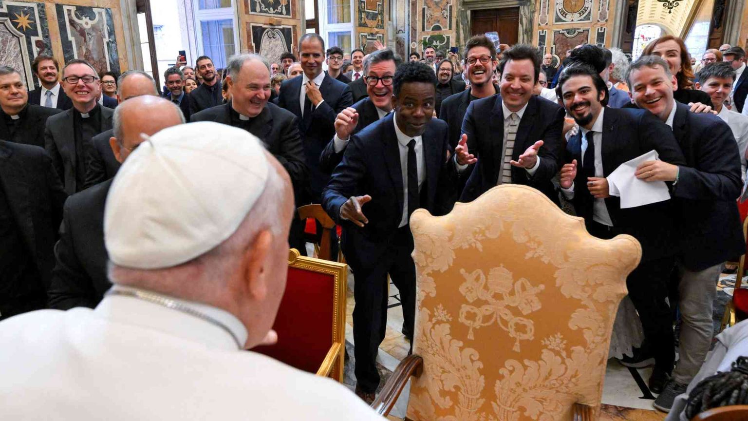 Papa Francesco incontra i comici di tutto il mondo: «Si può ridere di Dio»