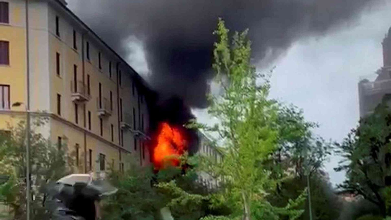 A Milano un incendio ha distrutto un'intera famiglia