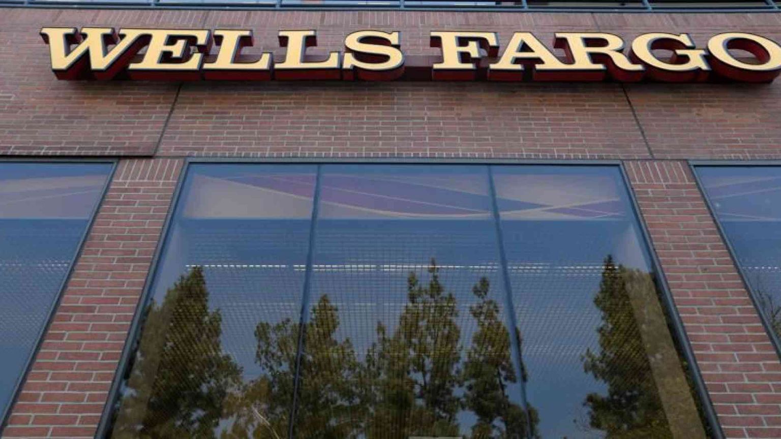 Simulavano di lavorare da casa: la banca Wells Fargo li licenzia