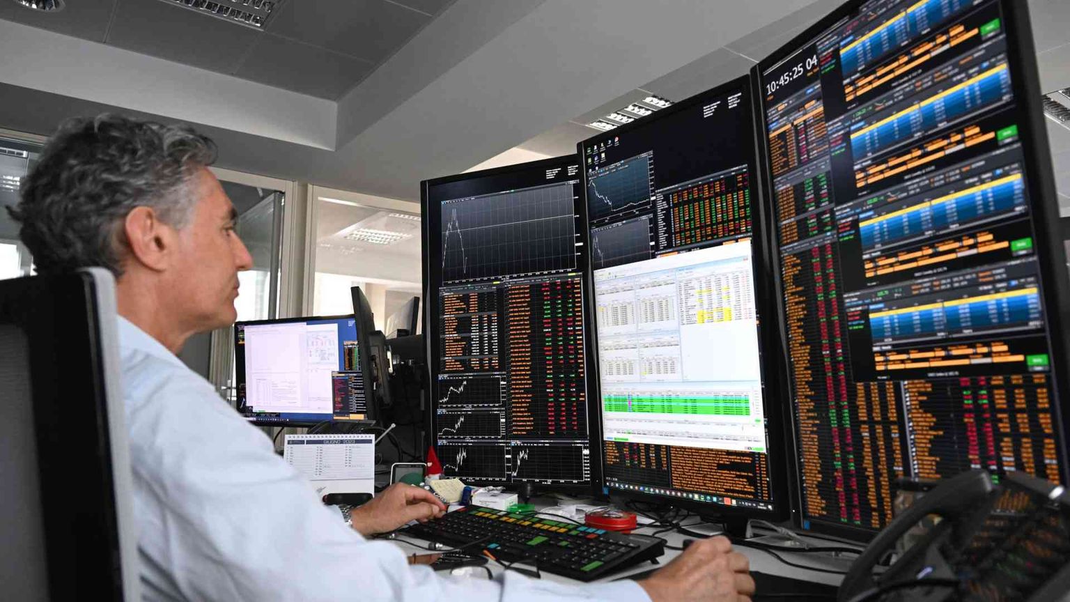 Elezioni e tassi alti, Borse in caduta: la volatilità spaventa gli investitori