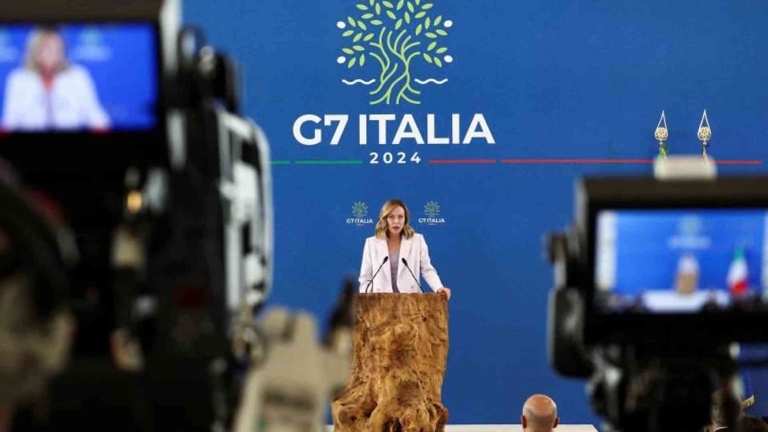 Meloni: «L'Ue riconosca il ruolo dell'Italia». Ma Scholz: «È di estrema destra»