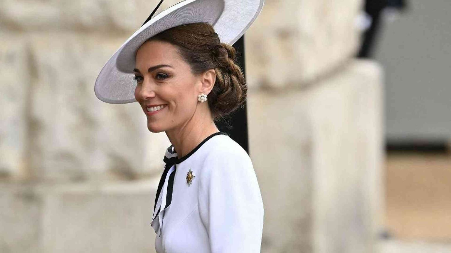 Gli occhi del mondo su Kate, alla parata in abito bianco