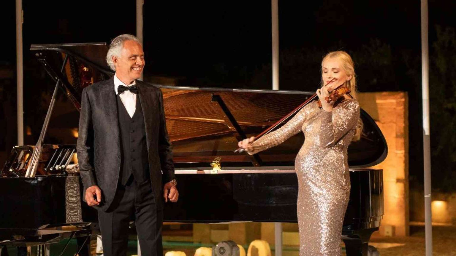 Petryshak, la violinista (incinta) in concerto con Bocelli: "Sogno la pace"