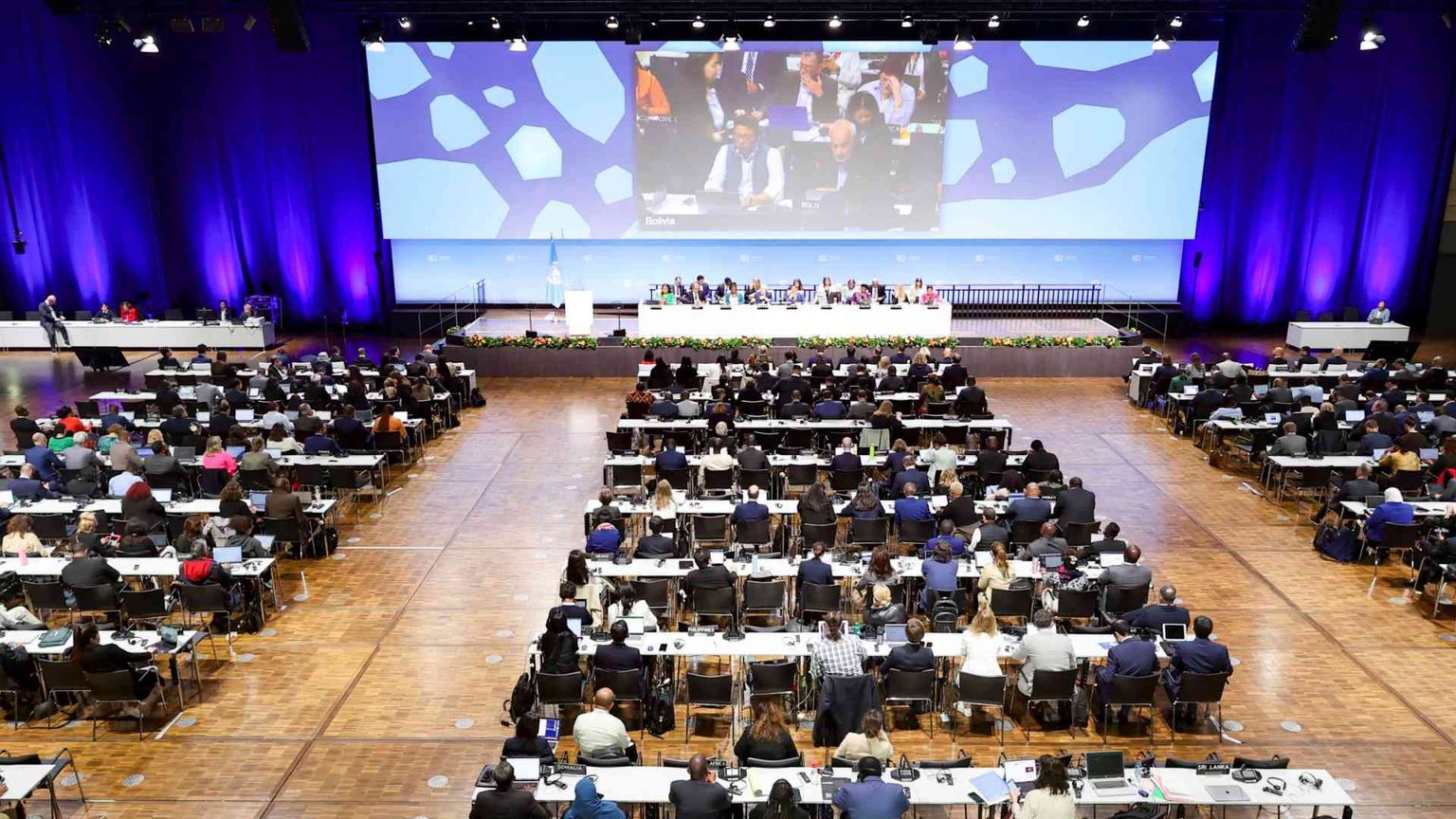 Il vertice di Baku sul clima ancora senza obiettivi: i poveri possono aspettare