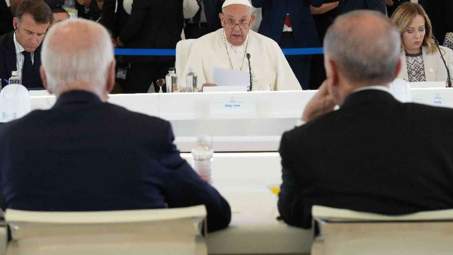 Un Papa in uscita per un mondo in crisi: la sedia al G7 è stata una svolta