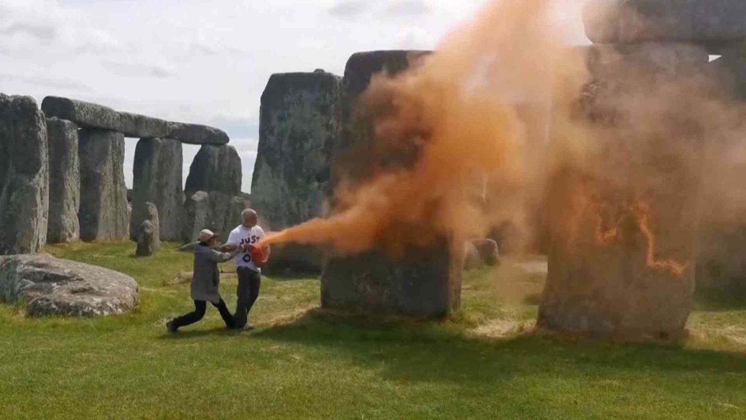Ecoattivisti attaccano e imbrattano il sito di Stonehenge