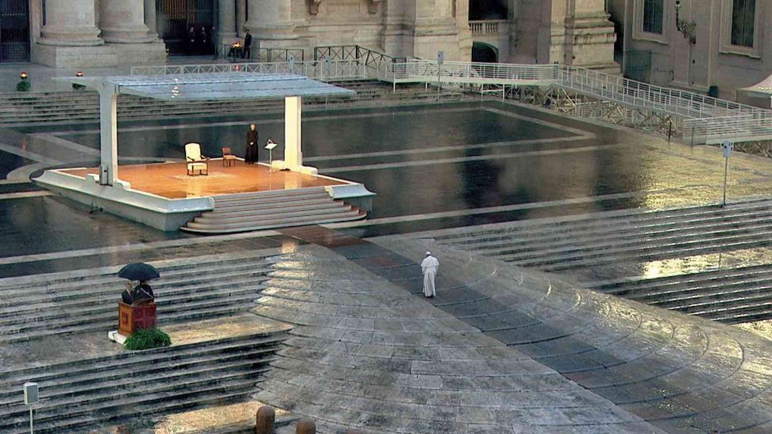 Usiamo la tecnologia come un amuleto. Ma solo il sacro ci conforta davvero