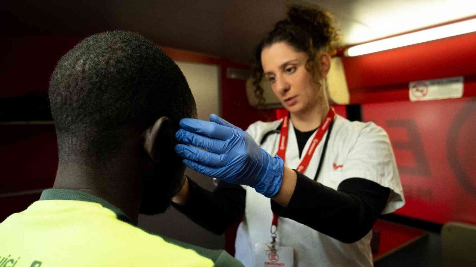 Gli ambulatori mobili a Rosarno e Ragusa, oasi socio-sanitarie nel degrado
