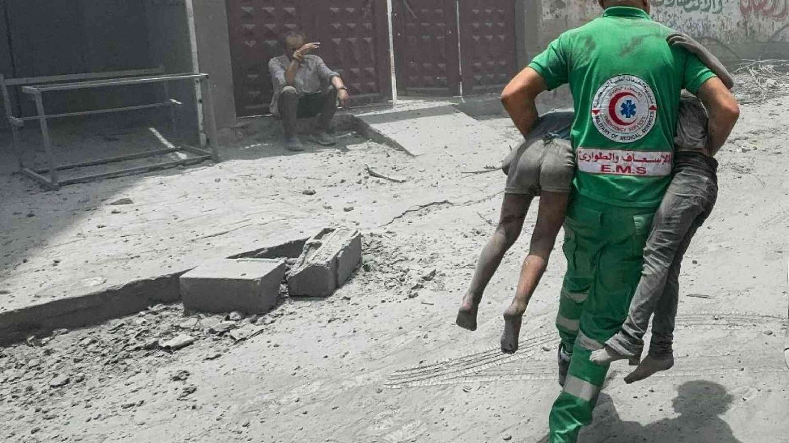 Altre bombe sui campi profughi a Gaza: più di 100 le vittime in 24 ore