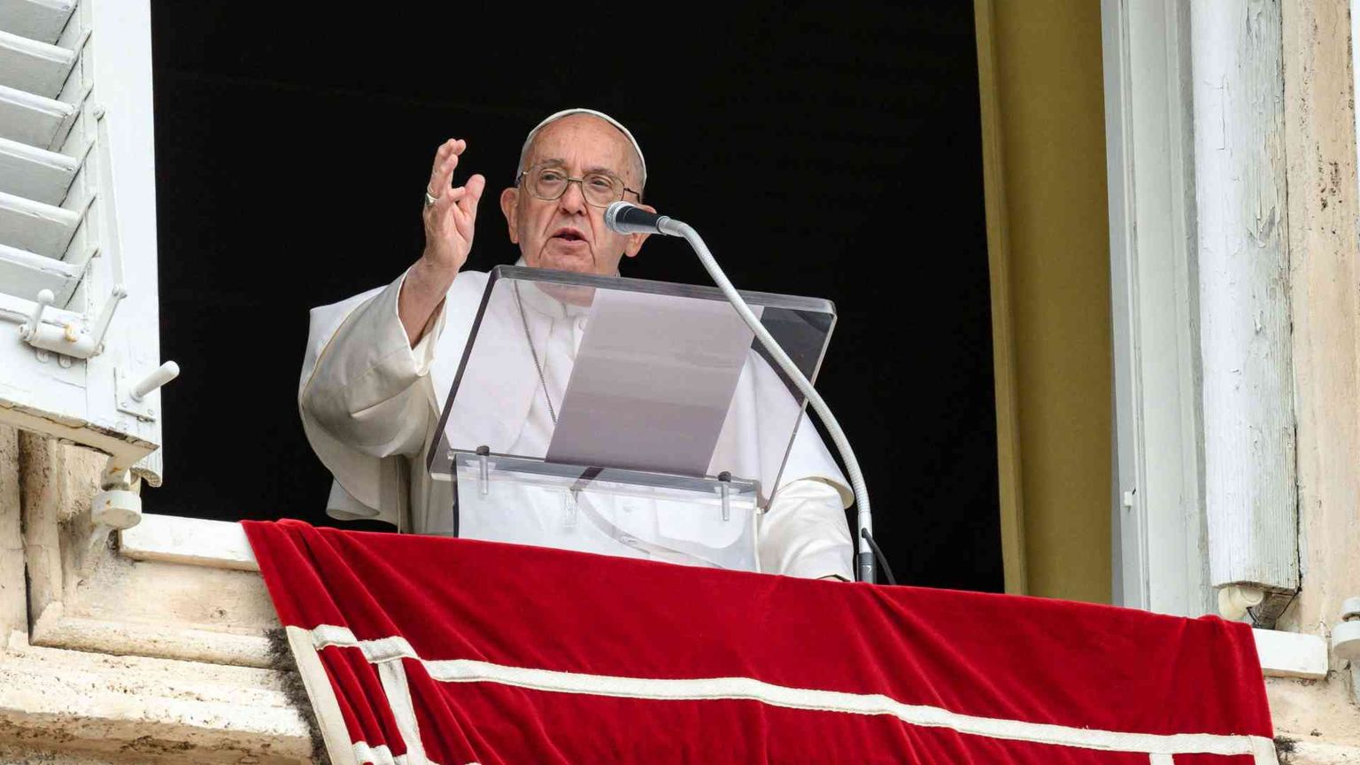 Il Papa: «I governanti lavorino per la pace»