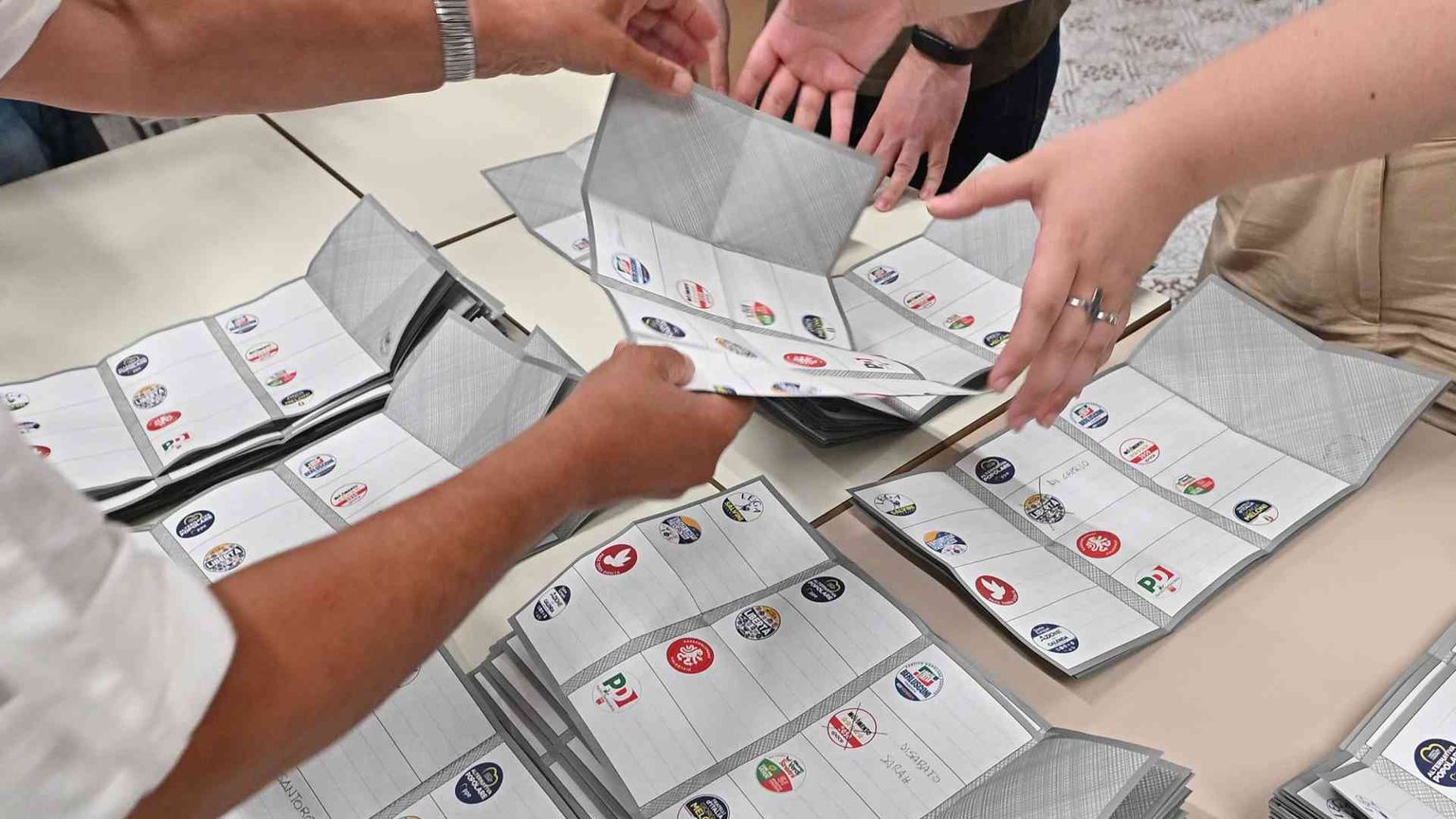 Ballottaggi, si vota fino alle 15. Ieri affluenza bassa: al 37%