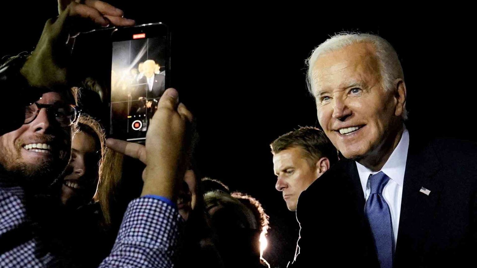 Anche il New York Times «pensiona» Biden. Che non molla