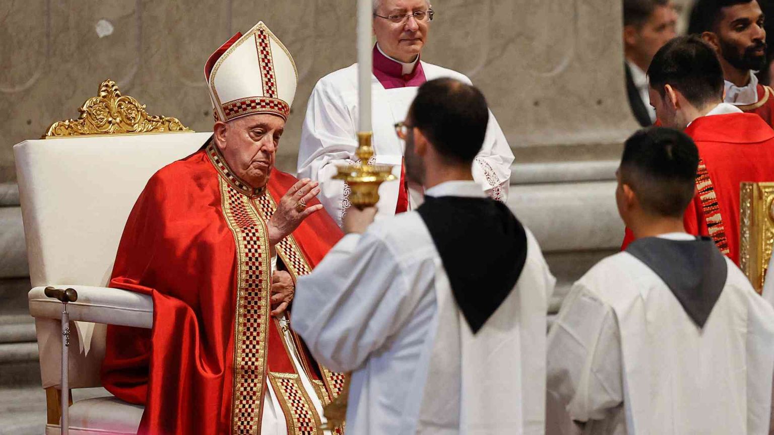 Il Papa: «La Chiesa e la società abbiano le porte aperte»
