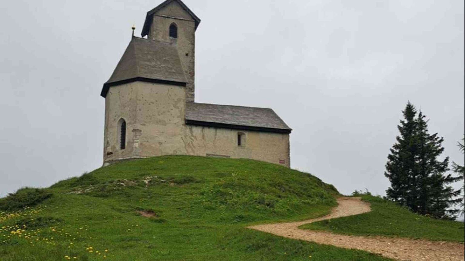 Monte San Vigilio, sul Sentiero della fede uniti da un filo di Lana