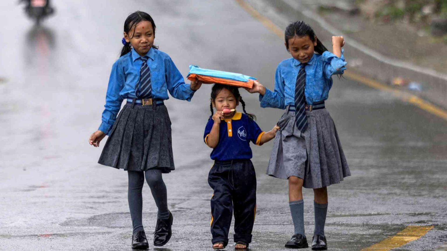 Cinque mesi sotto la pioggia: la quotidianità dei nepalesi