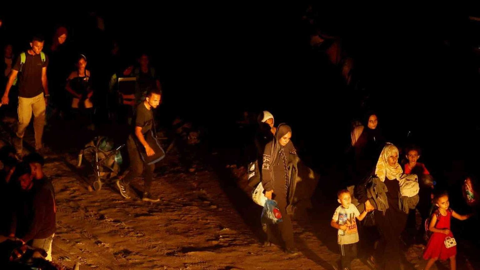 L'ordine di evacuazione, poi i raid israeliani su Khan Younis: 8 morti