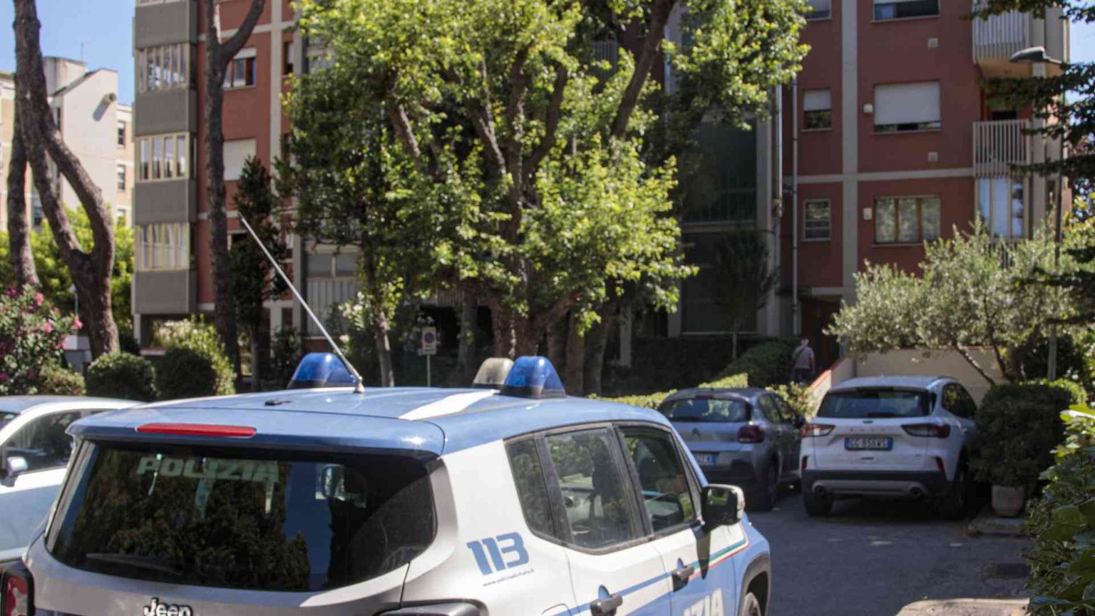 Si getta dal tetto col figlio, tragedia a Rimini