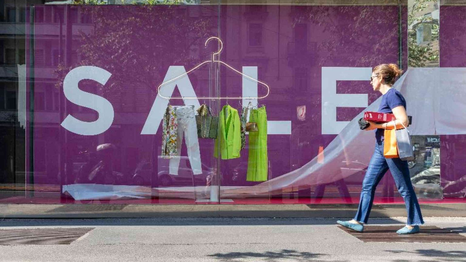 Saldi, 15 milioni di famiglie pronte agli acquisti. Spesa media: 202 euro