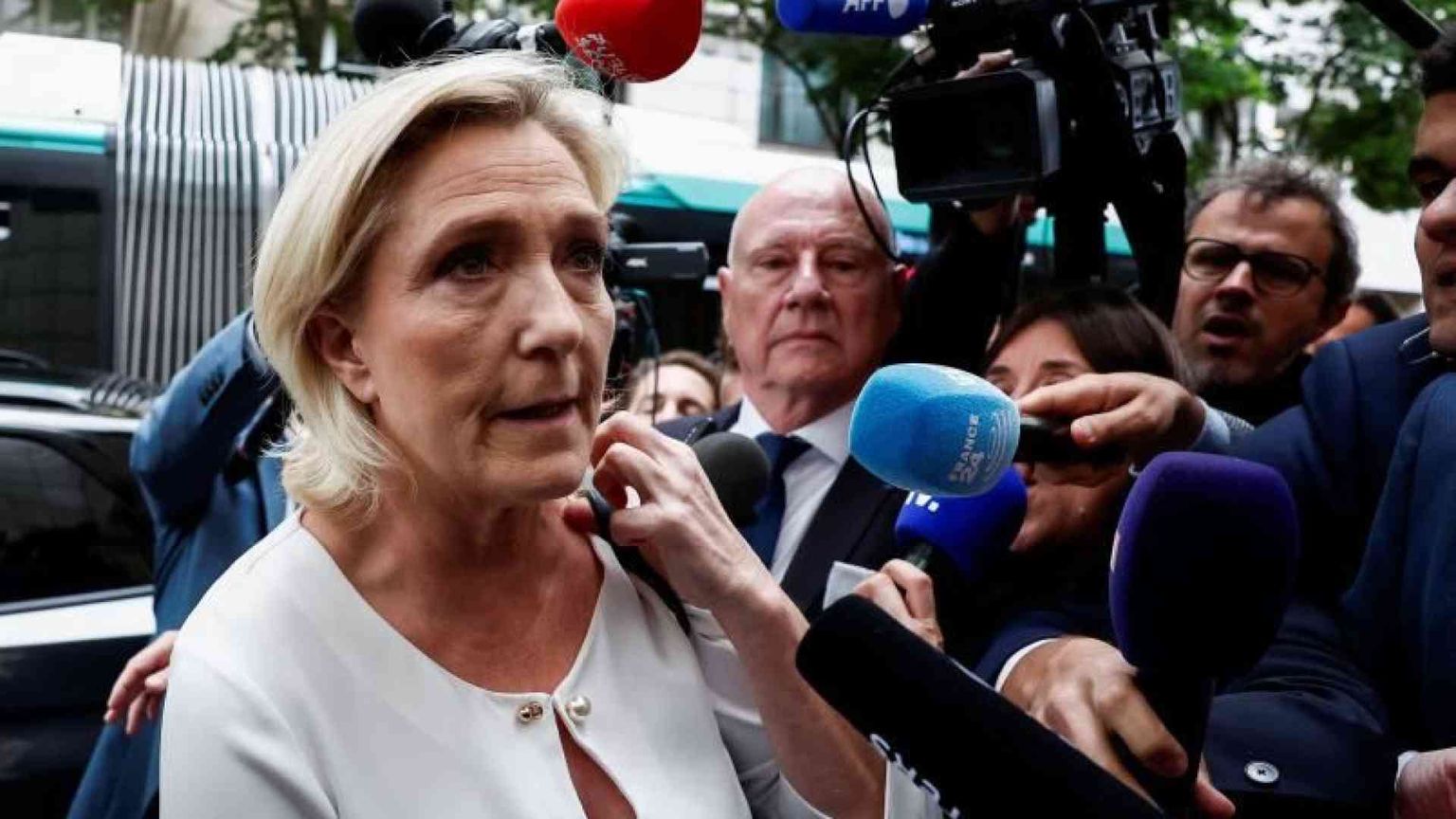 Francia al ballottaggio, Le Pen rincorre la maggioranza. Rischio di disordini