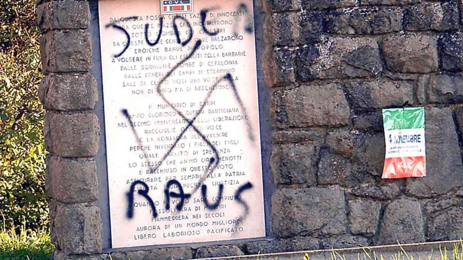 «Il vostro posto è nei forni». Il delirio antisemita corre sul web