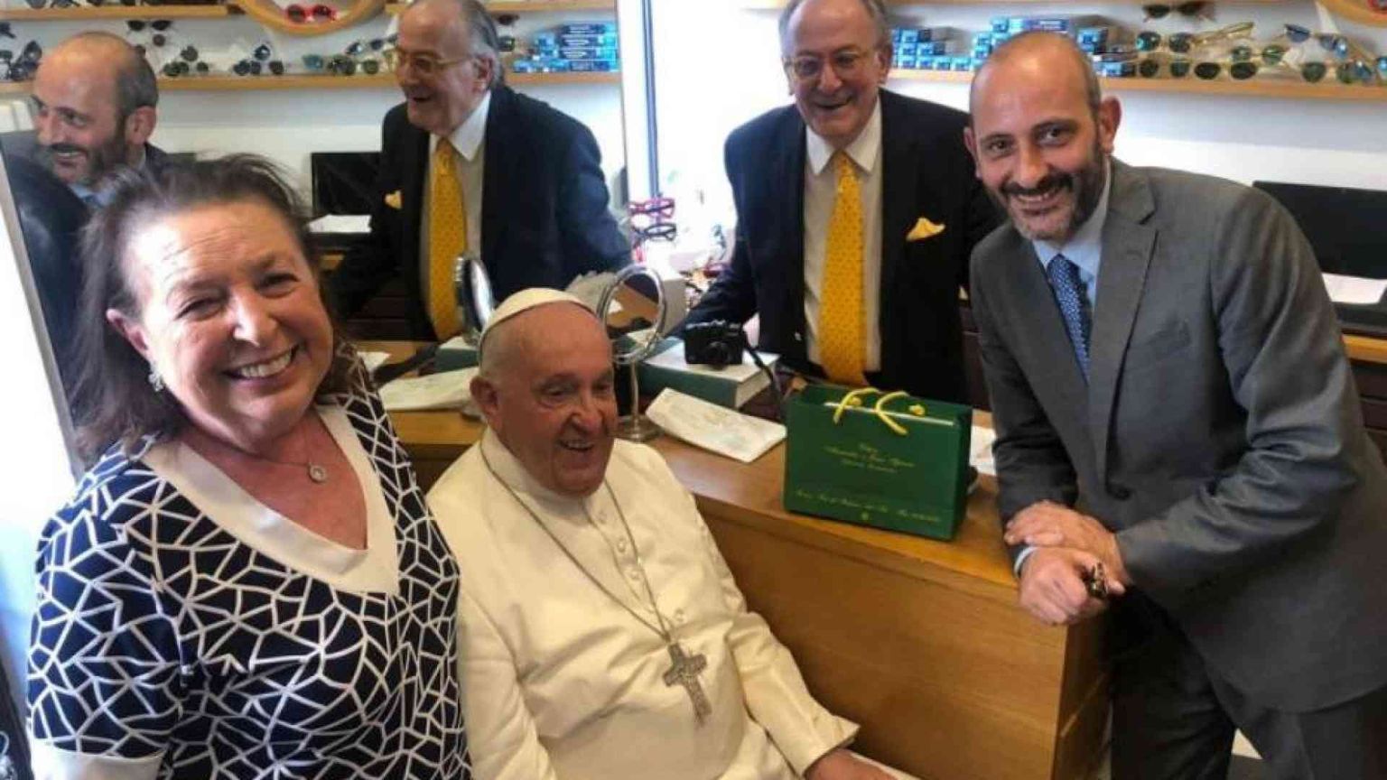 Papa Francesco torna a rifarsi gli occhiali. «Così abbiamo scherzato in negozio»