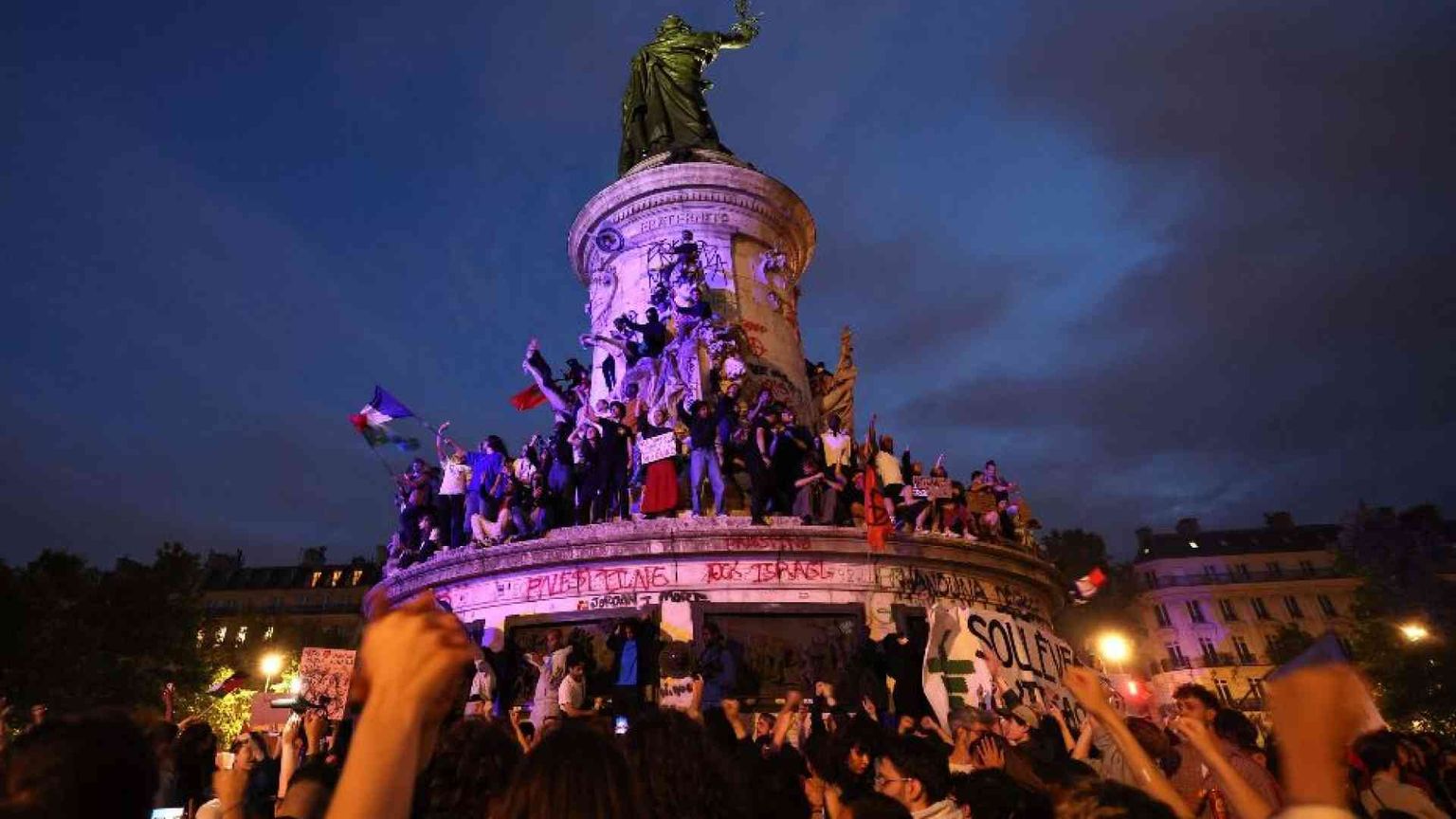 Rovesciati i pronostici: vince la sinistra, Le Pen solo terza