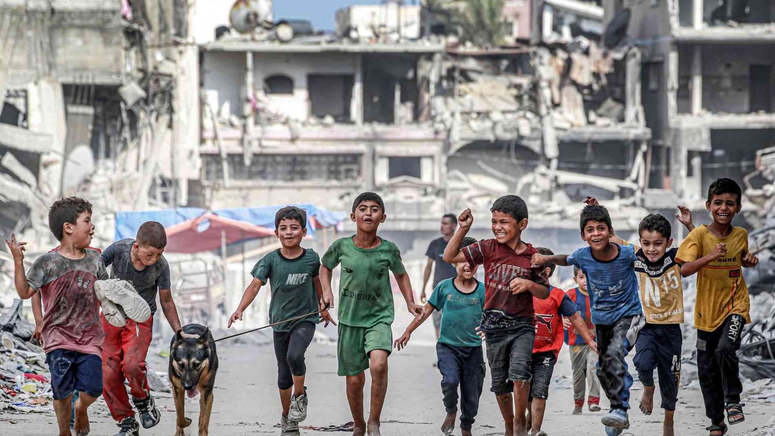 «Colpita la parrocchia di Gaza» E al Cairo si tratta sugli ostaggi