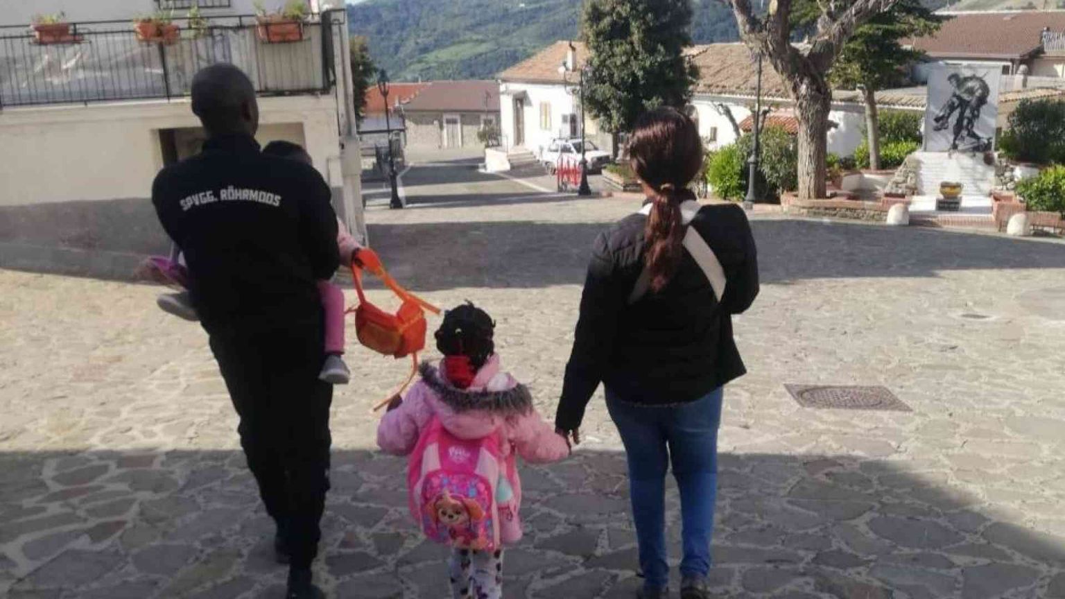 I migranti salvano i piccoli paesi spopolati. Così tutelano classi e negozi