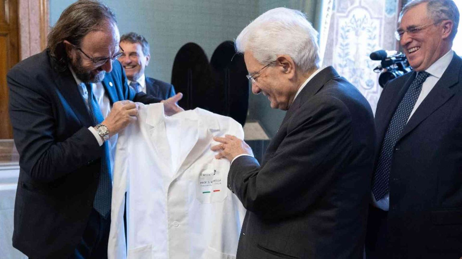 Il Gemelli celebra i 60 anni con Mattarella. E gli dona il camice da "primario"