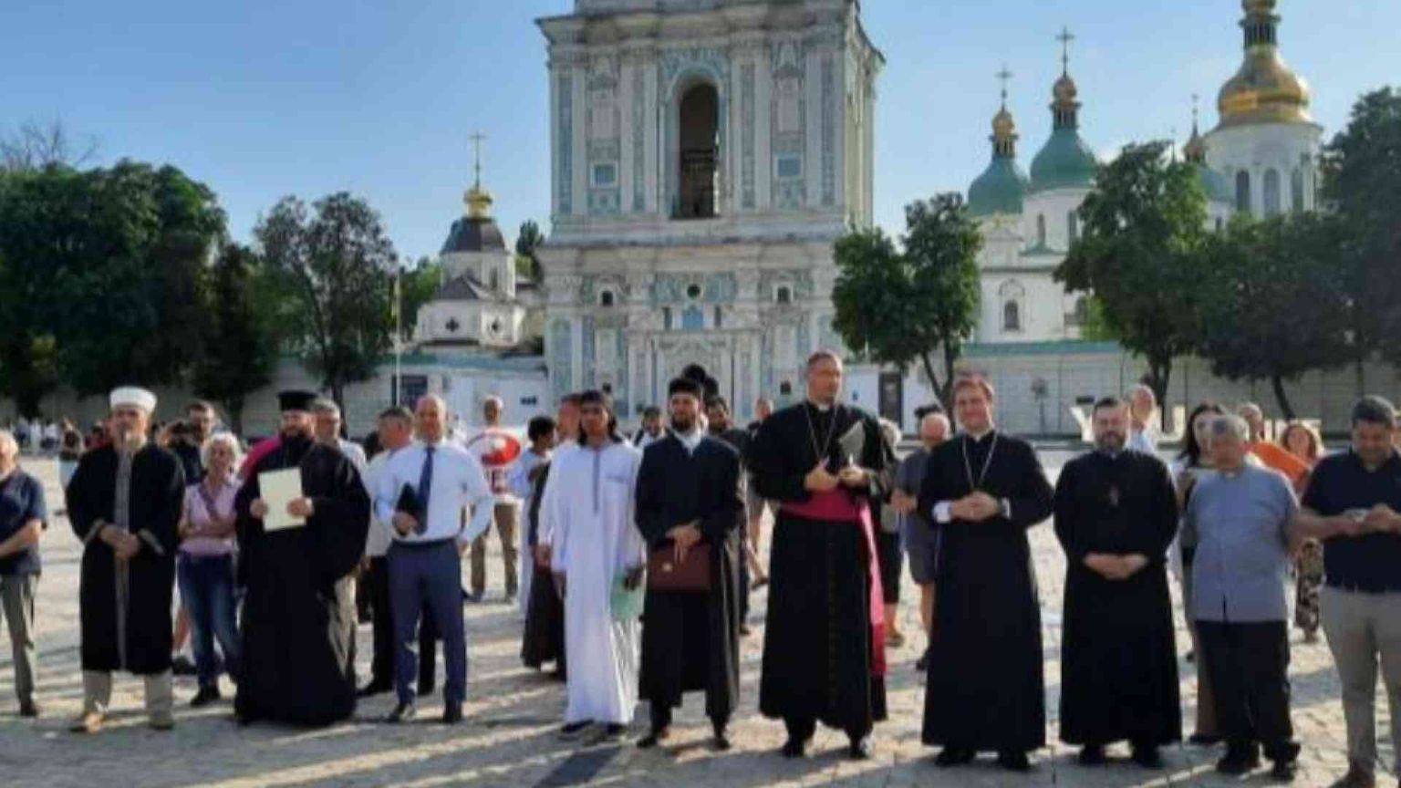 Il popolo della pace dall'Italia a Kiev: in 100 davanti all'ospedale distrutto