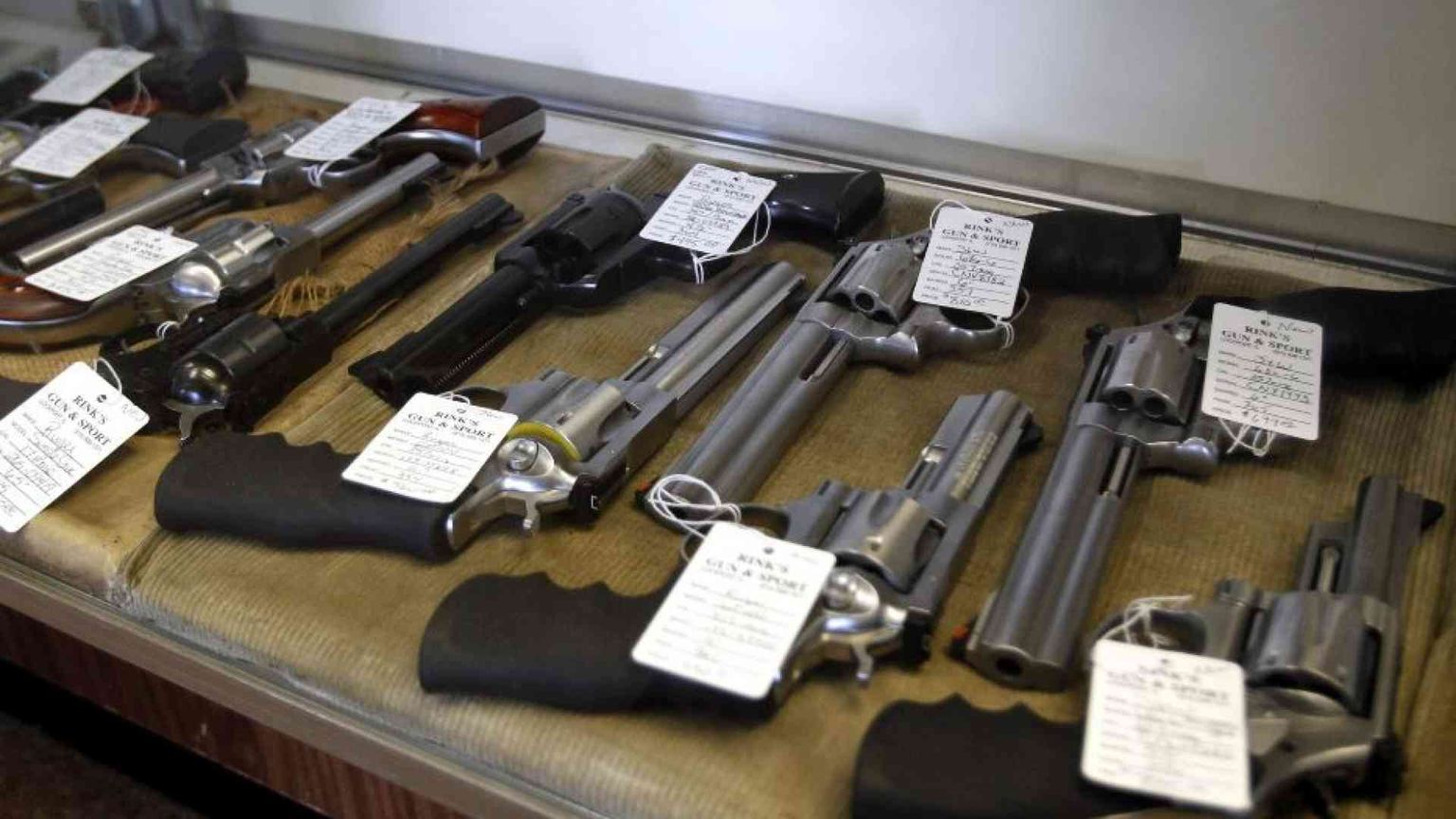 Arrivano i distributori automatici di proiettili nei supermercati