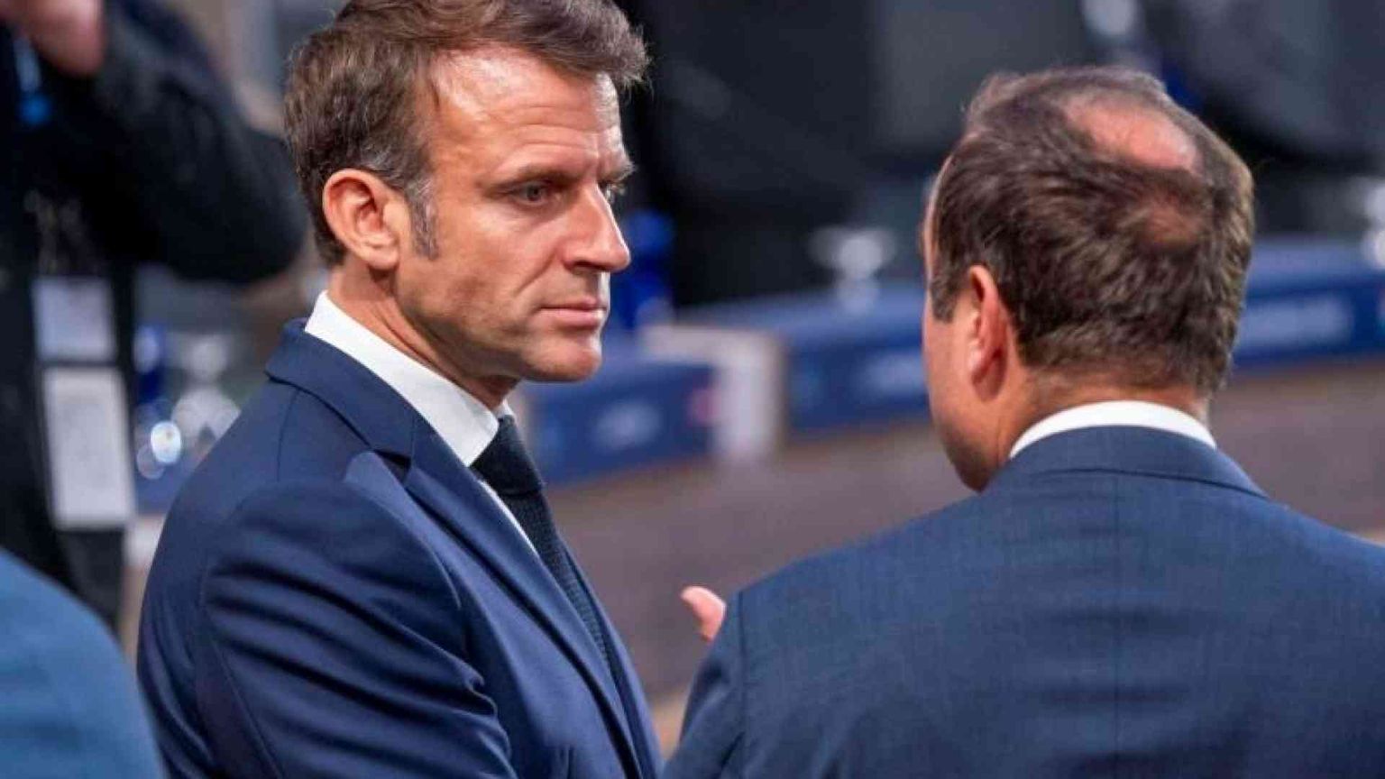 Macron sfolla i clochard da Parigi. L'incubo delle Olimpiadi senza governo